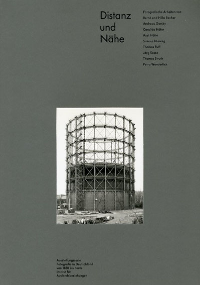 Distanz Und Nahe: Fotografische Arbeiten von Bernd und Hilla Becher,Andreas gursky,Candida Hofer,Axel Hutte,Simone Nieweg,Thomas Ruff,Jorg Sasse,Thomaas Struth,Petra Wunderlich/ベッヒャー、グルスキー、ルフ、ティルマンス他