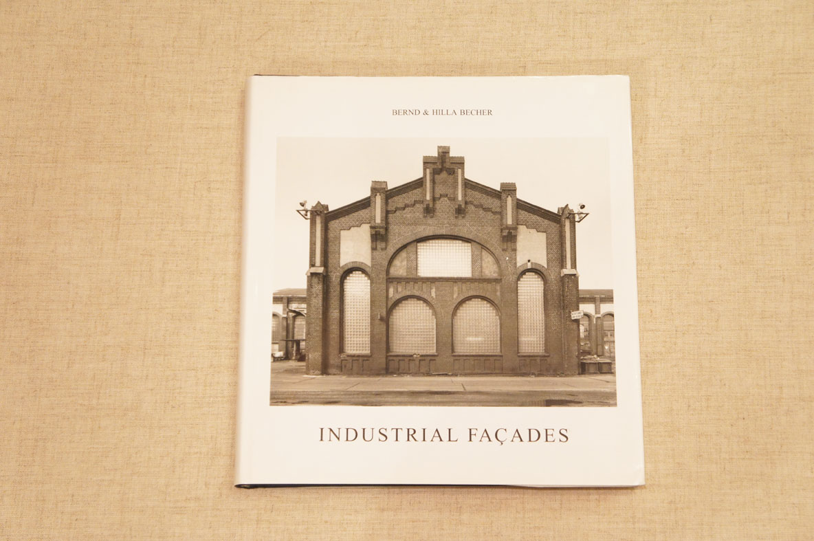 ベルント＆ヒラ・ベッヒャー写真集　Industrial Facades Bernd Becher/Hilla Becher 1998年／The MIT Press　英語版　カバー　天1ヶ所シミ