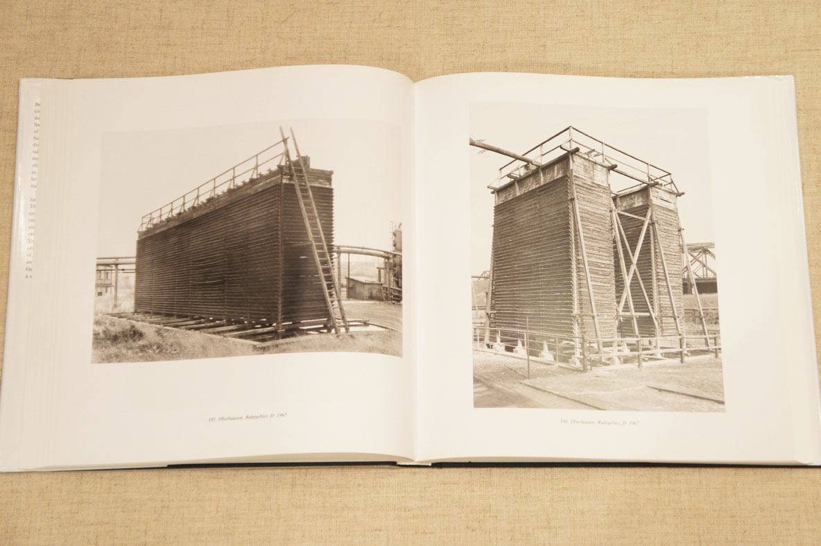 ベルント＆ヒラ・ベッヒャー写真集　冷却塔　Cooling Towers Bernd Becher/Hilla Becher 2005年／The MIT Press　英語版　カバー