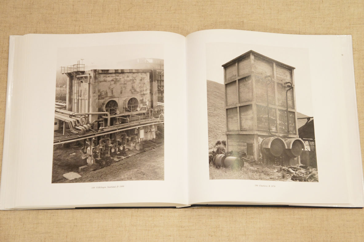 ベルント＆ヒラ・ベッヒャー写真集　冷却塔　Cooling Towers Bernd Becher/Hilla Becher 2005年／The MIT Press　英語版　カバー