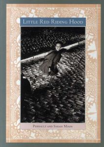Little Red Riding Hood/Charles Perrault著　Sarah Moon写真
